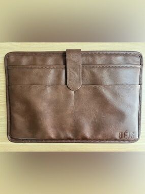 Beis laptop case in color maple